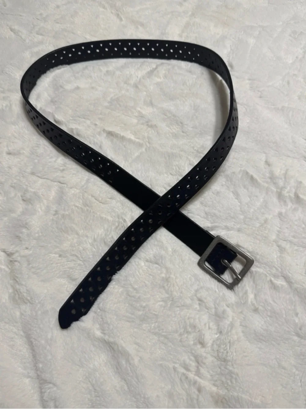 Gloria Vanderbilt black leather belt features an all-over diamond pattern perfor